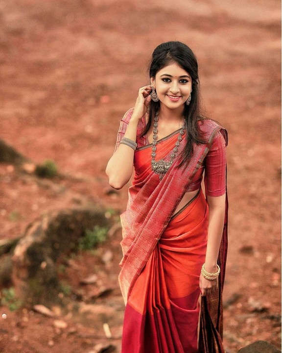 Saree girl profile pic